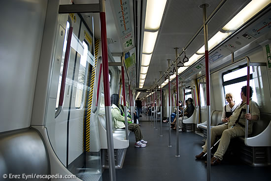 הרכבת התחתית בהונג קונג: לשכוח מגרפיטי, השחתה, מסטיקים על הריצפה ולכלוך. הרכבת התחתית בהונג קונג: לשכוח מגרפיטי, השחתה, מסטיקים על הריצפה ולכלוך.