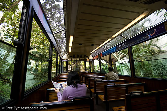 המונורייל של הונג קונג שעולה בזוית חדה ל-Victoria Peak המונורייל של הונג קונג שעולה בזוית חדה ל-Victoria Peak
